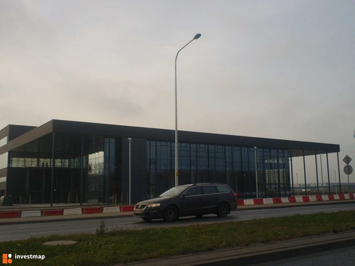 Zdjęcie [Wrocław] Salon samochodowy Mercedes-Benz fot. Orzech 