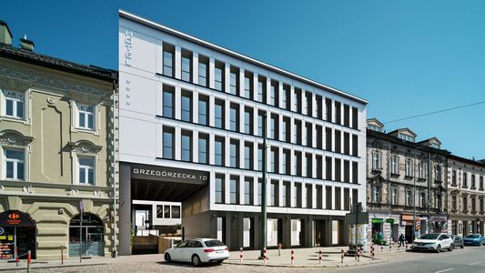 Przy ulicy Grzegórzeckiej w Krakowie powstaje nowy hotel [ZDJĘCIA + WIZUALIZACJE]
