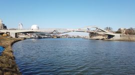 W centrum Krakowa trwają zaawansowane prace na budowie nowej, futurystycznej kładki pieszo-rowerowej [FILM+ZDJĘCIA+WIZUALIZACJE]