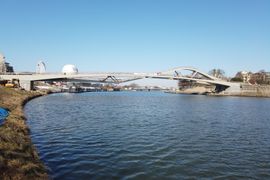 W centrum Krakowa trwają zaawansowane prace na budowie nowej, futurystycznej kładki pieszo-rowerowej [FILM+ZDJĘCIA+WIZUALIZACJE]