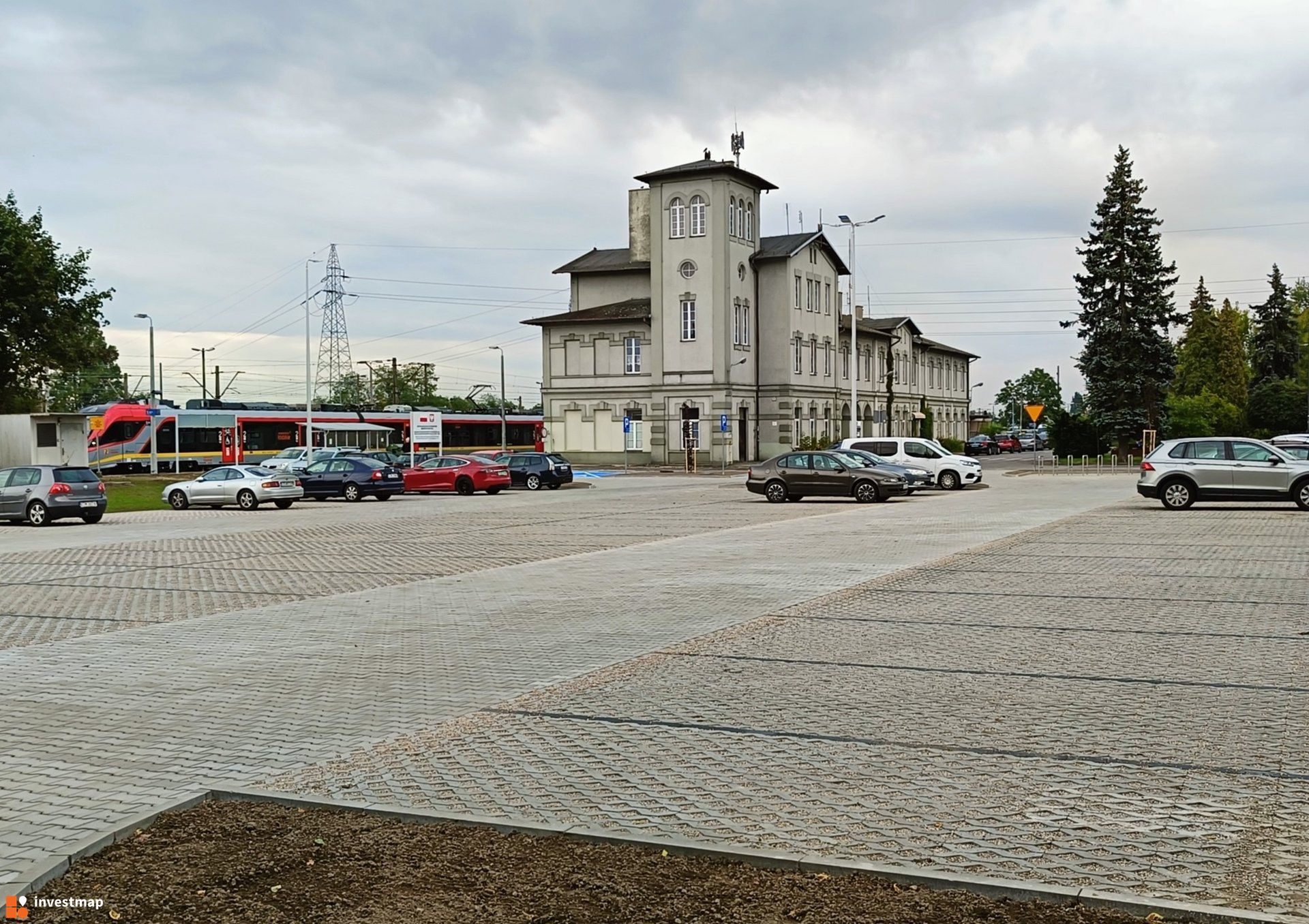 Nowy parking przy stacji Tomaszów Mazowiecki ułatwi przesiadki na kolej 