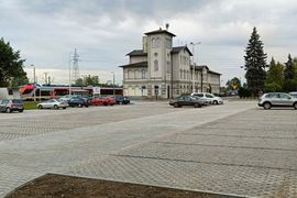 Nowy parking przy stacji Tomaszów Mazowiecki ułatwi przesiadki na kolej [ZDJĘCIA]