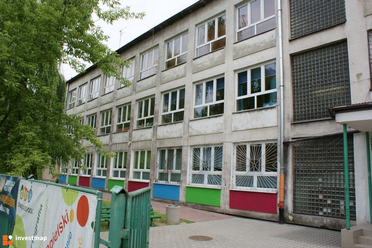 Zdjęcie [Kraków] Remont Elewacji, SP nr. 86, Os. Jagiellońskie 18 fot. Damian Daraż 