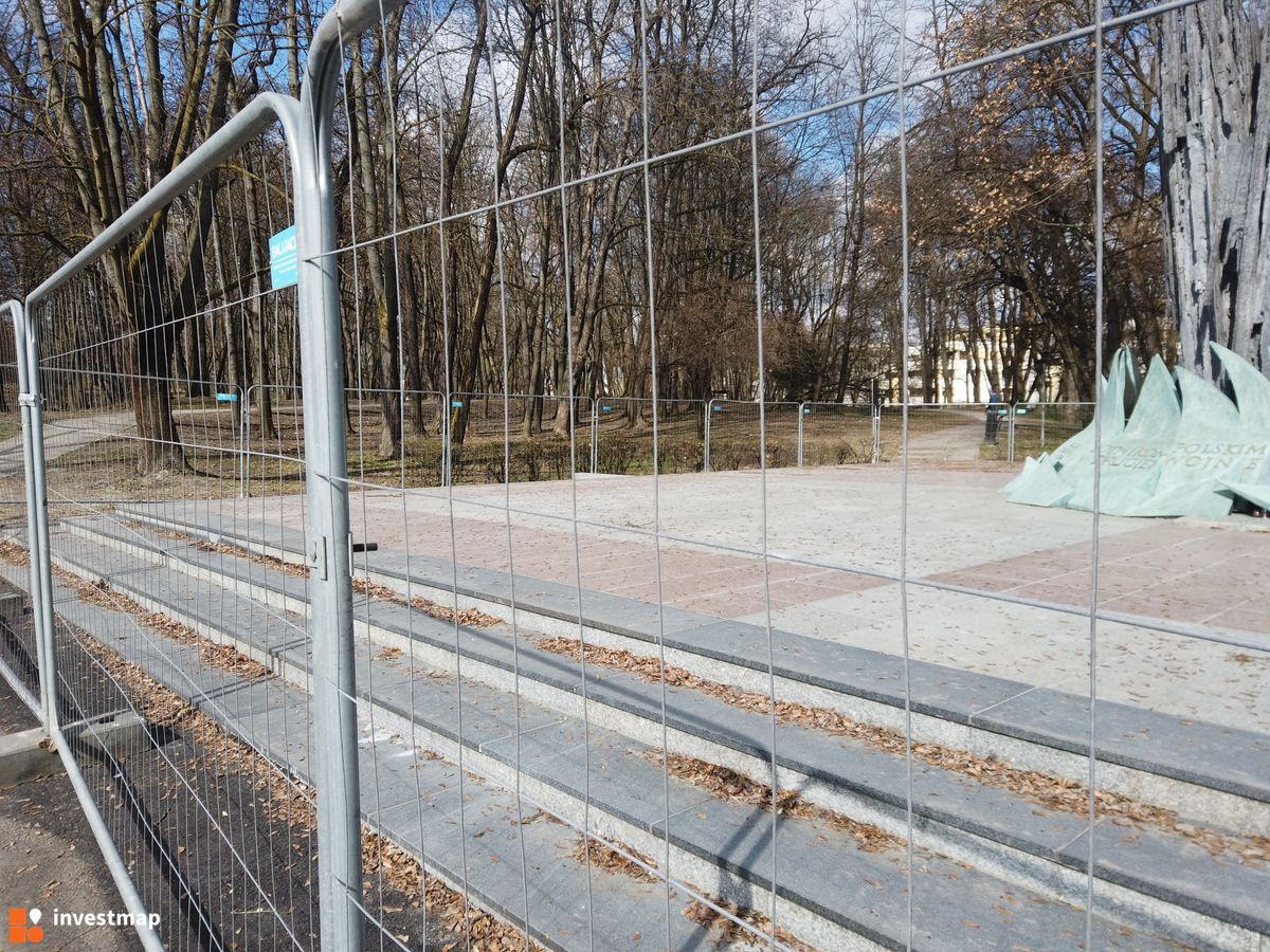 Zdjęcie Pomnik Lotników Polskich fot. Damian Daraż 