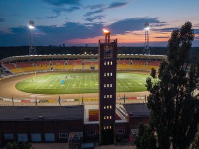 Dobiega końca kompleksowa modernizacja zabytkowej wieży zegarowej na Stadionie Olimpijskim we Wrocławiu [ZDJĘCIA]