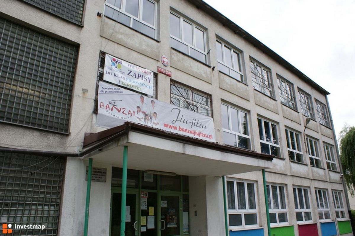 Zdjęcie [Kraków] Remont Elewacji, SP nr. 86, Os. Jagiellońskie 18 fot. Damian Daraż 