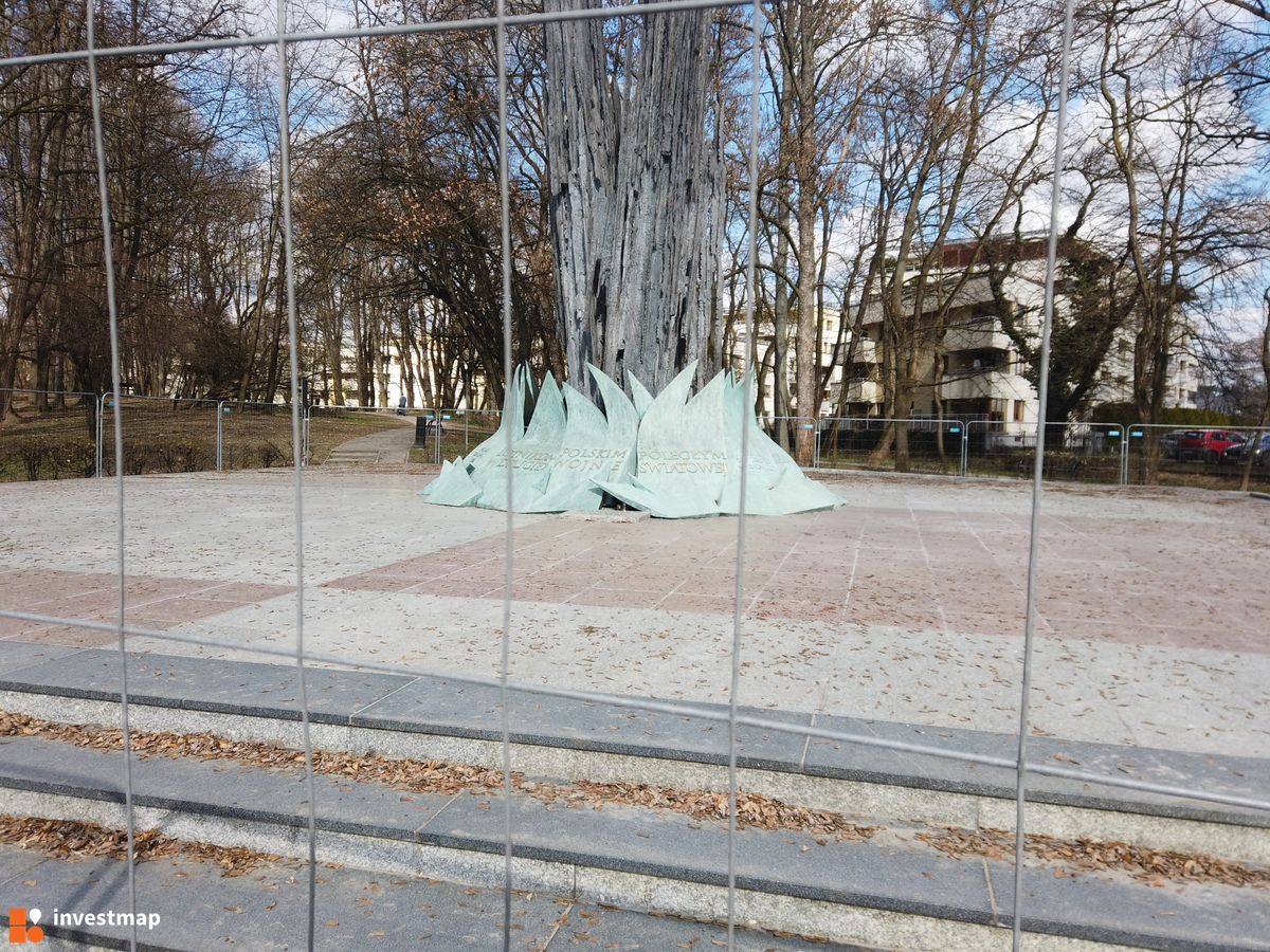 Zdjęcie Pomnik Lotników Polskich fot. Damian Daraż 