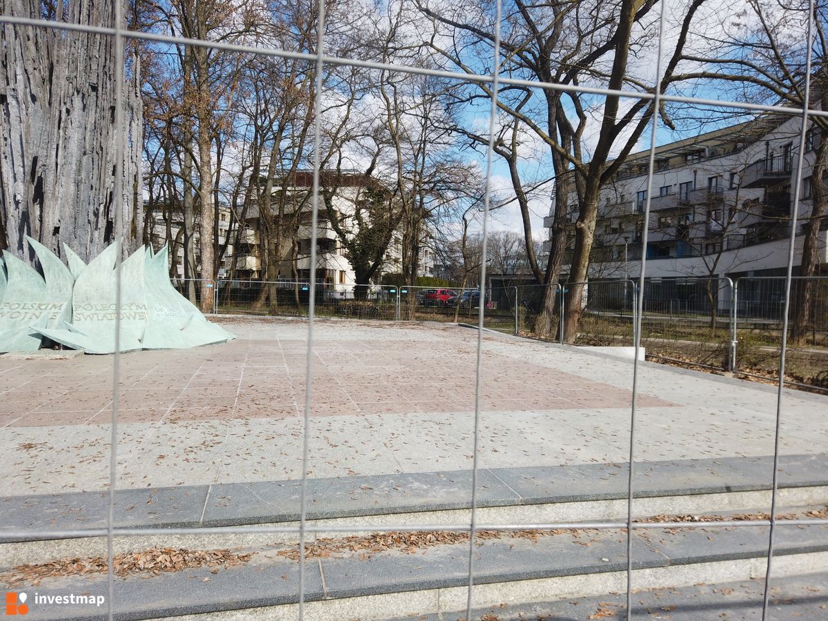 Zdjęcie Pomnik Lotników Polskich fot. Damian Daraż 