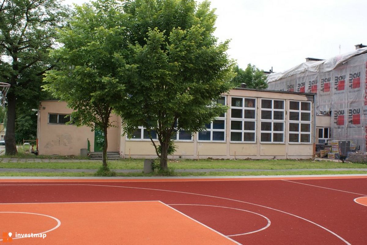 Zdjęcie [Kraków] Remont Elewacji, SP nr. 86, Os. Jagiellońskie 18 fot. Damian Daraż 