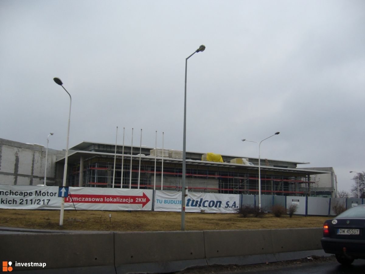 Zdjęcie [Wrocław] Salon samochodowy BMW, Chrysler fot. Orzech 