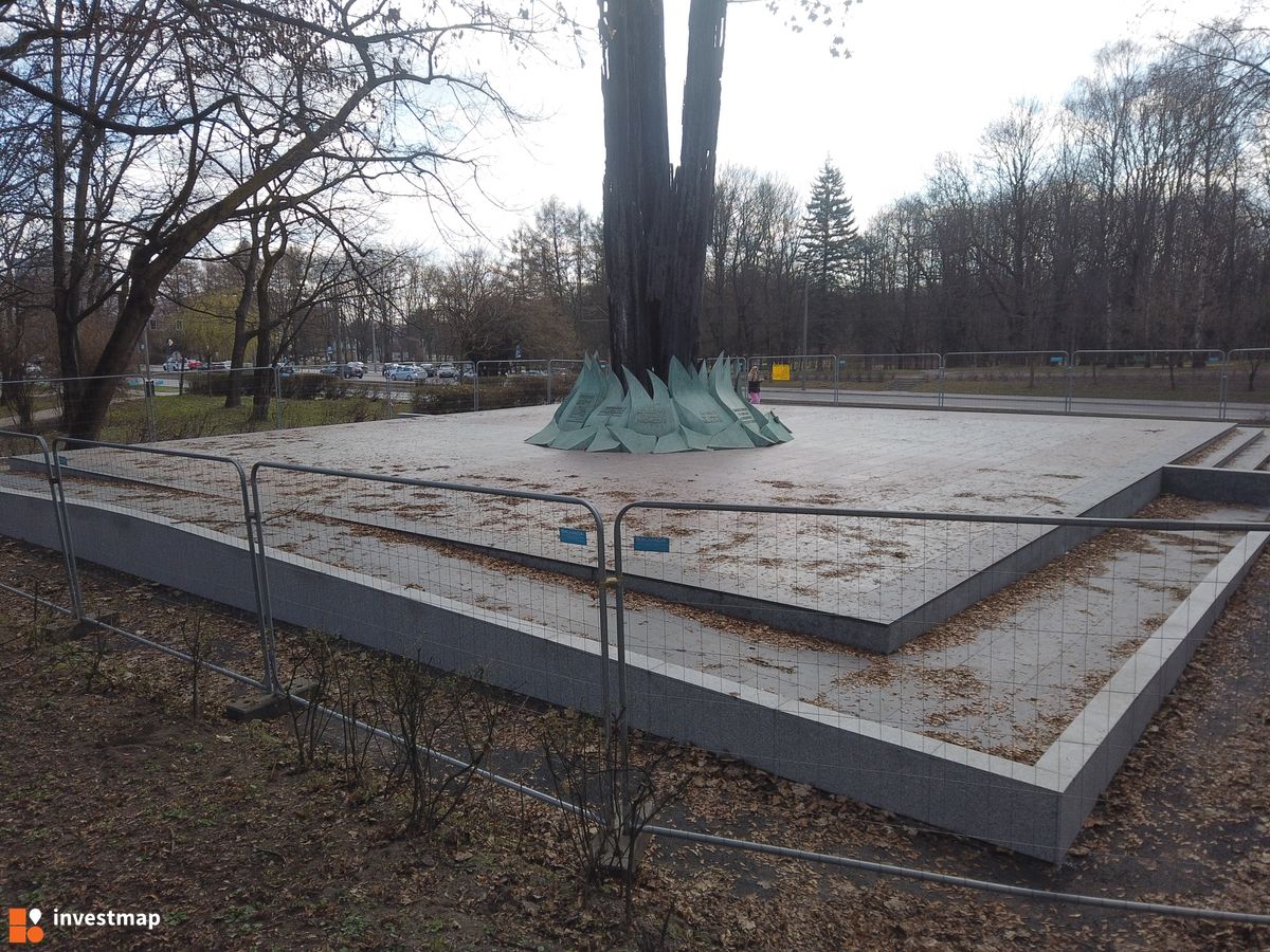 Zdjęcie Pomnik Lotników Polskich fot. Damian Daraż 