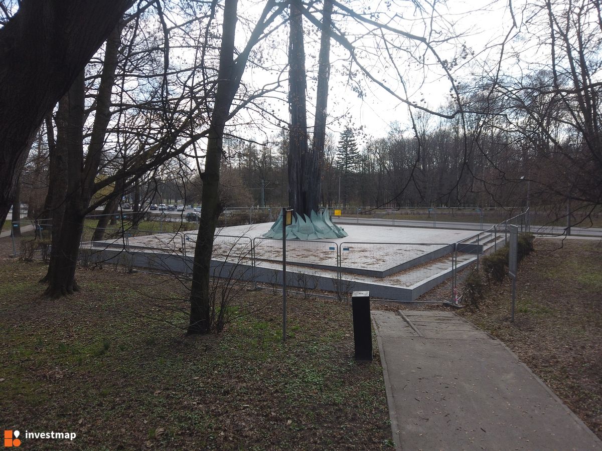 Zdjęcie Pomnik Lotników Polskich fot. Damian Daraż 