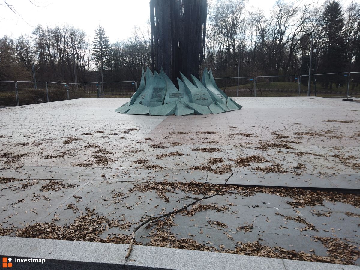 Zdjęcie Pomnik Lotników Polskich fot. Damian Daraż 