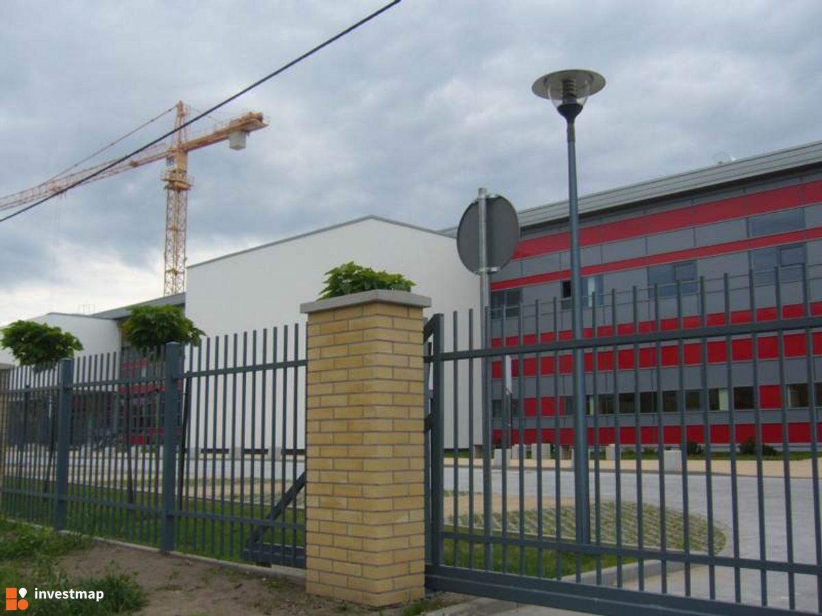 Zdjęcie [Wrocław] Zespół szkolno-przedszkolny z kompleksem sportowo-rekreacyjnym na ul. Róży Wiatrów fot. Orzech 