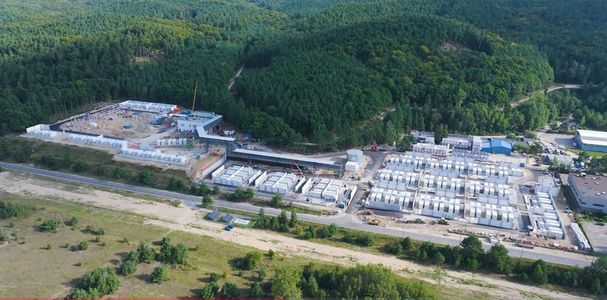 W Polsce powstaje jeden z największych wielkoskalowych bateryjnych magazynów energii elektrycznej w Europie [FILM+ZDJĘCIA]
