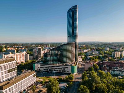 Sprzedano biurową część wieżowca Sky Tower we Wrocławiu