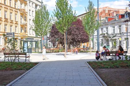 Skwer im. KOR w Łodzi po remoncie. Zielone miejsce relaksu z podświetlaną fontanną [ZDJĘCIA]