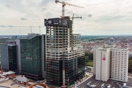 Zawisła wiecha na budowie najwyższego budynku w Poznaniu, 116-metrowego biurowca Andersia Silver [ZDJĘCIA]