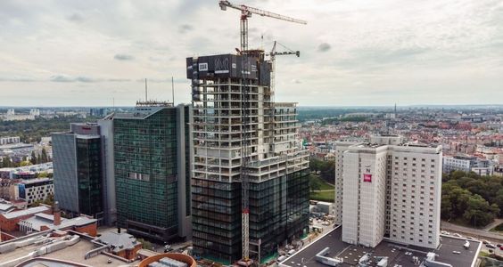 Zawisła wiecha na budowie najwyższego budynku w Poznaniu, 116-metrowego biurowca Andersia Silver [ZDJĘCIA]