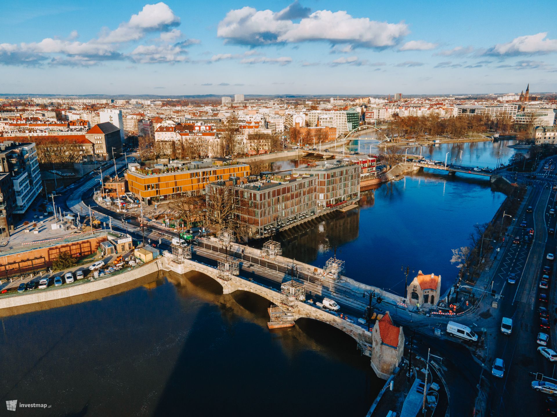 Zabytkowe mosty Pomorskie w centrum Wrocławia odzyskały swój dawny blask. Na ich otwarcie jednak jeszcze poczekamy 