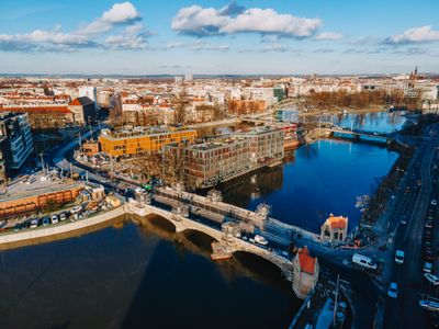Zabytkowe mosty Pomorskie w centrum Wrocławia odzyskały swój dawny blask. Na ich otwarcie jednak jeszcze poczekamy [FILM + ZDJĘCIA]