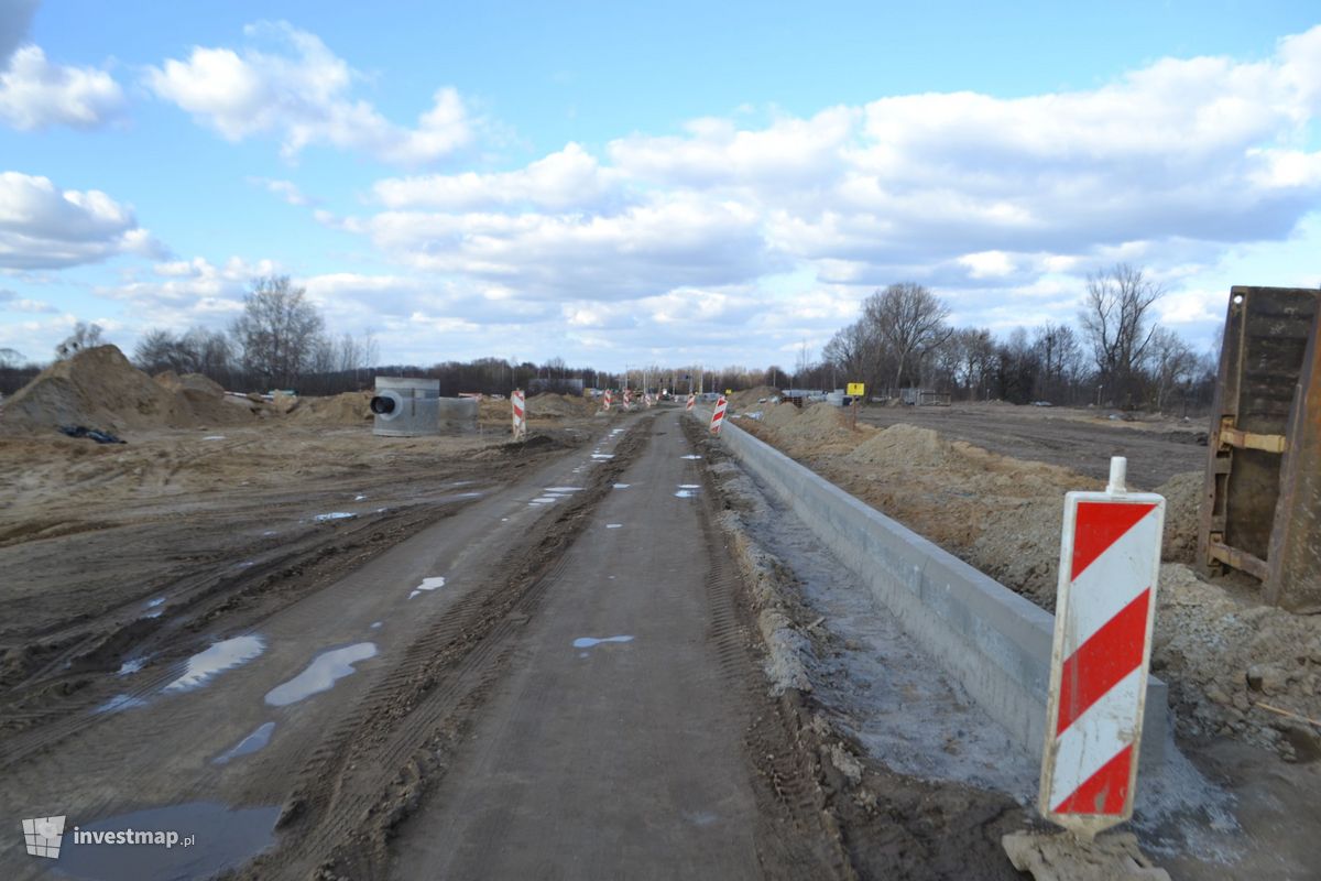 Zdjęcie [Wrocław] Trasa Targowa, Bazarek i infrastruktura drogowa osiedla WuWa2, Nowe Żerniki fot. Jan Augustynowski