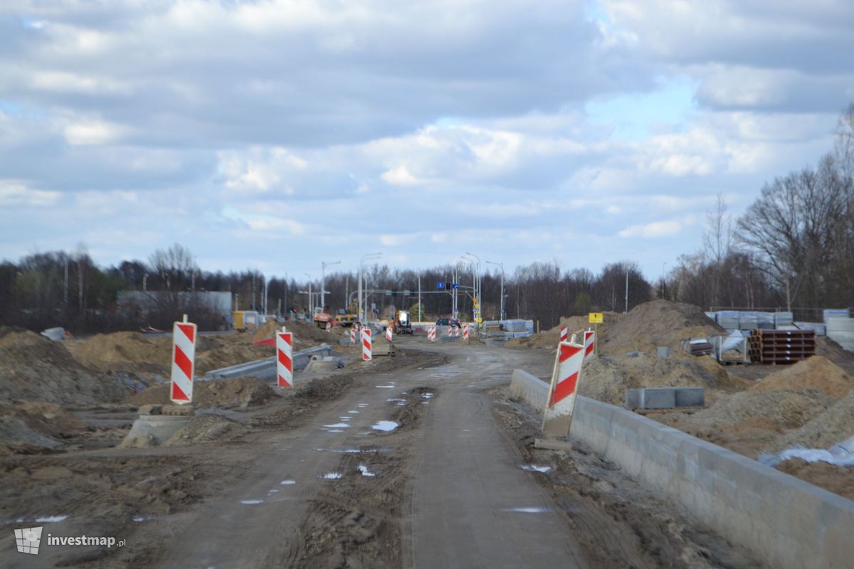 Zdjęcie [Wrocław] Trasa Targowa, Bazarek i infrastruktura drogowa osiedla WuWa2, Nowe Żerniki fot. Jan Augustynowski