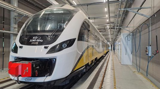 Koleje Dolnośląskie po pierwszym przeglądzie P4 w nowej hali serwisowej w Legnicy