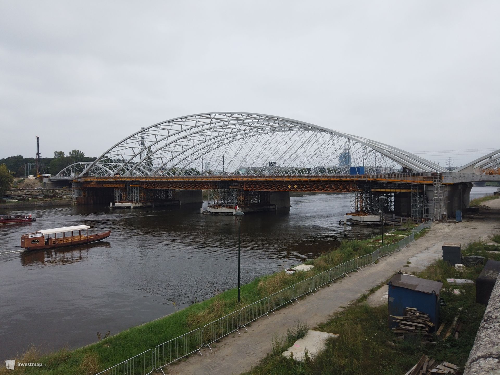 W centrum Krakowa postępują prace na budowie nowego mostu przez Wisłę 