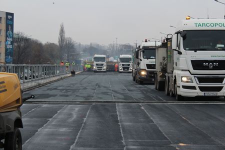 Nowy wiadukt Trasy Łazienkowskiej już z nawierzchnią [ZDJĘCIA]