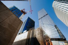 130-metrowy biurowiec Skyliner II zaczyna piąć się w górę [FILM+ZDJĘCIA]