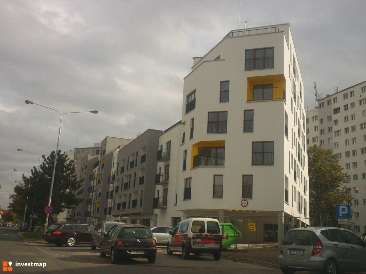 Zdjęcie [Wrocław] Osiedle, ul. Bezpieczna fot. Orzech 