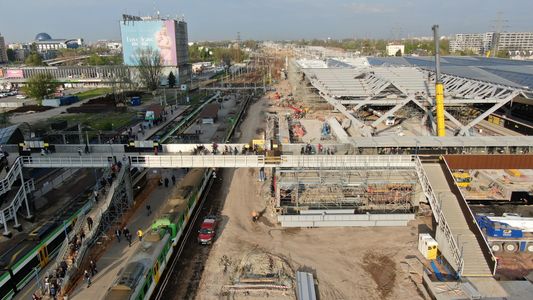 Trwa przebudowa stacji Warszawa Zachodnia. Będzie zadaszenie nad pieszą kładką [FILMY + ZDJĘCIA]
