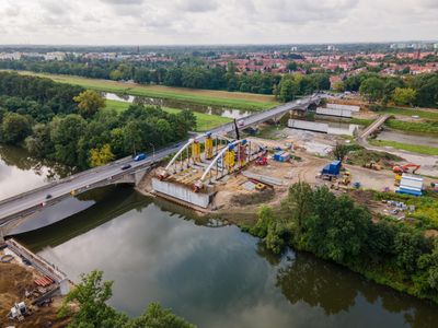 Postępują prace na budowie nowych mostów Chrobrego we Wrocławiu [FILM + ZDJĘCIA + WIZUALIZACJE]
