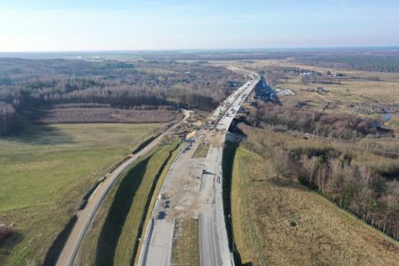 Postępują prace na budowie odcinka drogi S6 – obwodnicy Koszalina [FILMY]