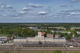 Zabytkowy, niemal stuletni dworzec kolejowy w Zbąszyniu przeszedł modernizację 