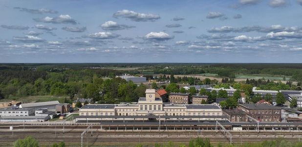 Zabytkowy, niemal stuletni dworzec kolejowy w Zbąszyniu przeszedł modernizację 