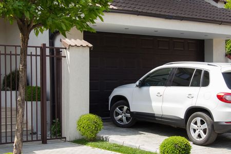 Dom z garażem vs dom bez garażu. Jak to wpływa na cenę i czas sprzedaży?