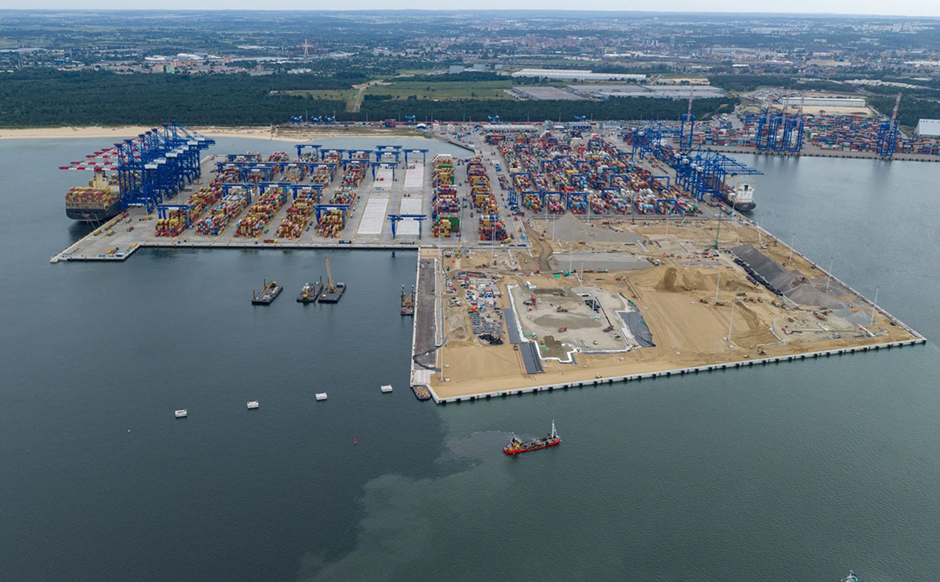 Budowa wielkiego terminala T5 Offshore Installation w Baltic Hub w Gdańsku na finiszu