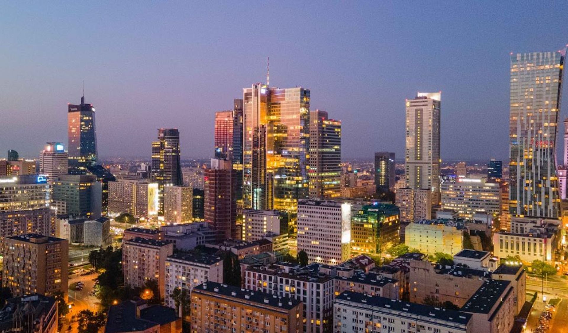 Warszawa: Miszmasz najemców i niespójna architektura psują wizerunek ulic handlowych 
