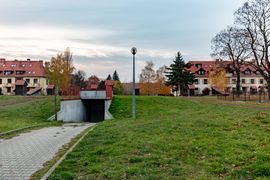 Wrocław: Z powojskowych terenów na granicy Partynic i Ołtaszyna zniknie garaż, a powstaną mieszkania