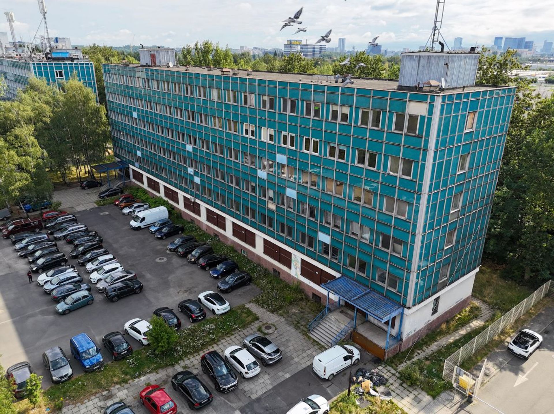 Stary biurowiec z czasów PRL-u w Katowicach zostanie wyburzony. Powstanie nowoczesny budynek mieszkalno-usługowy