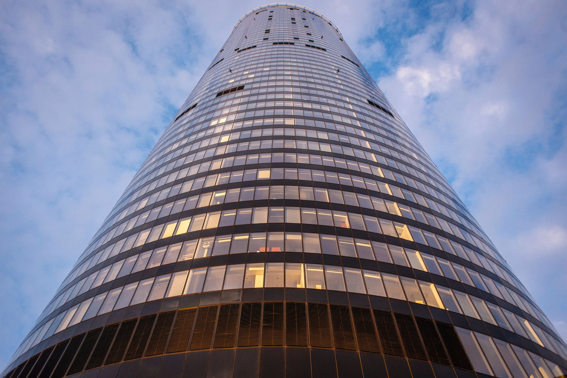  Jeden z największych najemców w Sky Tower przedłuża umowę