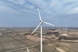 TAURON uruchomił nową, dużą farmę wiatrową w woj. łódzkim. Dostarczy zieloną energię do 40 tys. domów.