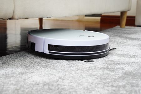 Odkurzacz bezprzewodowy vs. robot sprzątający – co wybrać do nowego domu?