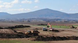 Widoczne postępy w budowie trasy S8 z Wrocławia w kierunku Kłodzka [FILM]