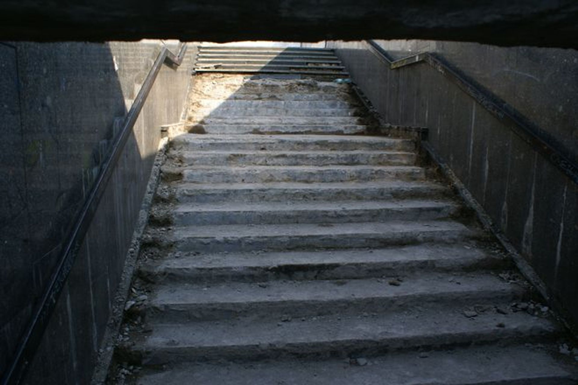  Przez miesiąc będą remontować schody w przejściu na ul. Świdnickiej