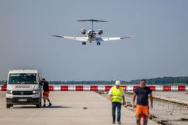 Rzeszów Airport: Ostatni etap przebudowy 700 metrowego odcinka drogi startowej [FILM]