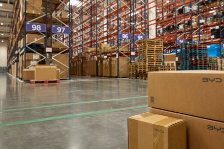Chiński koncern motoryzacyjny BYD uruchomił pierwsze w Polsce centrum logistyczne części zamiennych