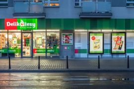 Eurocash kontynuuje transformację sklepów własnych sieci Delikatesy Centrum. Ponad 70 przekazano franczyzobiorcom